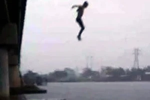 Bỏ lại dép và thẻ bảo hiểm, thanh niên nhảy cầu tự tử 