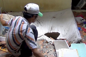 Hoảng hồn tháo chạy vì mảng bê tông từ 'trên trời rơi xuống'