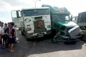 2 container va chạm trên cầu Phú Mỹ, hàng trăm phương tiện ùn ứ