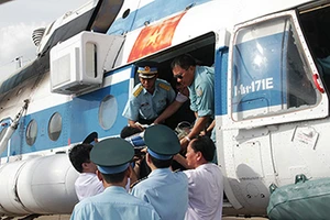 Vượt 2.000 cây số ra Trường Sa đưa đồng đội về đất liền cấp cứu