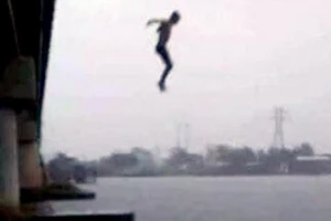 Nam thanh niên đưa ví tiền cho tài xế taxi rồi nhảy cầu Bình Lợi