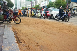 Xe tải rơi đất, đường Nguyễn Văn Trỗi kẹt cứng