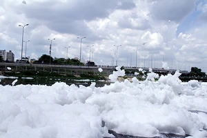 Bọt trắng như tuyết lại nổi 'bồng bềnh' đầy kênh Tàu Hủ