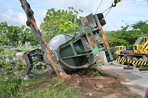 Xe bồn húc cây xanh lao xuống mương nước sâu