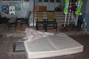 Cô gái leo ra lan can lầu 11 dọa tự sát và rơi xuống đất