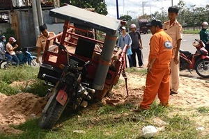 Mô tô thể thao Benelli va chạm xe ba gác, 2 người bị thương