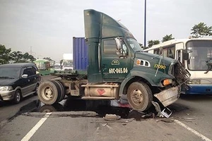 Tai nạn giao thông liên tiếp, xa lộ Hà Nội kẹt cứng