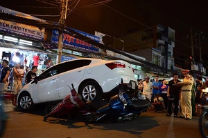 Ô tô đột ngột tăng tốc cuốn 6 xe máy vào gầm