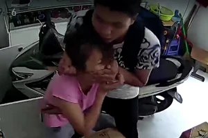 Giả vờ mua điện thoại iPhone để cướp giật