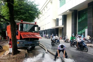 Cảnh sát PCCC TP.HCM chống ngập 44 điểm, cứu ngàn xe