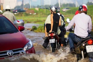 Nước chưa rút hết, người dân TP.HCM 'sống chung với lũ'