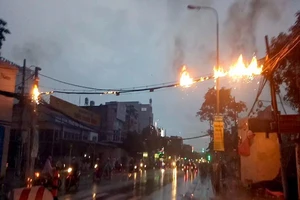 Cáp điện tóe lửa bùng cháy dữ dội, người dân tháo chạy