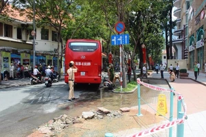 Xe chở khách nước ngoài gây tai nạn ở trung tâm Sài Gòn