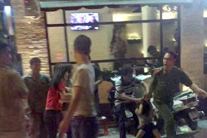 Công an nắm tóc kéo lê người phụ nữ bán hàng rong