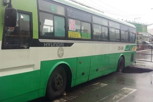Xe buýt sụp 'hố tử thần' trên đường Nguyễn Ảnh Thủ