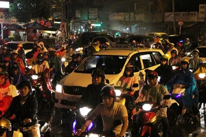 Ngàn phương tiện mắc kẹt dưới mưa khu vực Tân Sơn Nhất