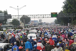 Mưa lớn đầu tuần, hàng ngàn phương tiện kẹt cứng
