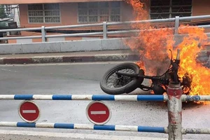 Xe máy bốc cháy đùng đùng, người đàn ông vứt xe chạy