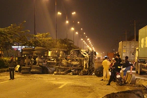 Xe bồn húc dải phân cách, lật ngang trên xa lộ Hà Nội