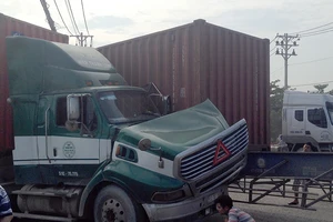 Cảng Cát Lái kẹt cứng vì 2 xe quyết.. không nhường nhau