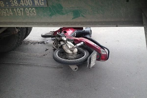 Lọt vào gầm container, nam thanh niên thoát chết hi hữu