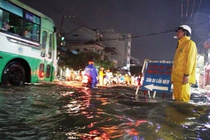 Mưa lớn, kết hợp triều cường đường TP.HCM ngập sâu