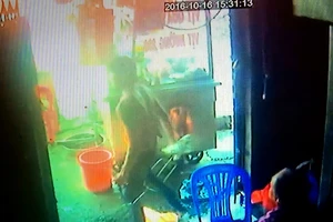 Bà lão kêu cứu khi bị kẻ nghi ngáo đá khống chế