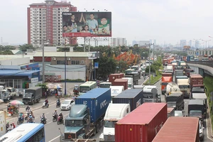 Xa lộ Hà Nội kẹt cứng do va chạm nhỏ