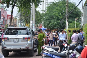 Người đàn ông nước ngoài tử vong trong xe ô tô