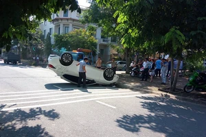 “Xế hộp” húc nhau lật ngửa ở khu biệt thự quận 7 