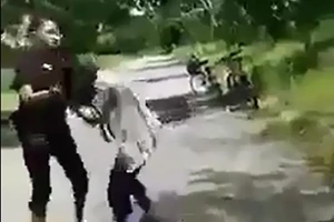 Đã tìm được thiếu nữ cầm đầu vụ đánh bạn, bắt liếm chân