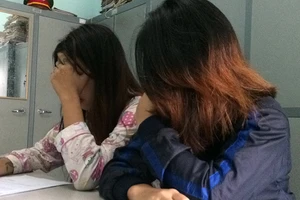 Clip Nhí Tino, Bà Dãnh ôm nhau khóc xin lỗi cư dân mạng