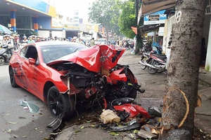 Ô tô tông gốc cây nát đầu, dân cạy cửa cứu tài xế