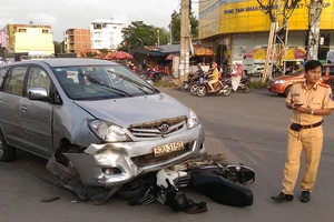 Xe Toyota Innova tông liên hoàn, 3 người bị thương