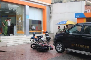 TP.HCM: Người đàn ông ném lựu đạn cay vào ngân hàng