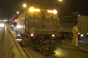 Exciter tông đuôi xe quét đường, 2 người tử vong