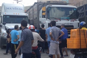 Tài xế xô xát sau va chạm, giao thông kẹt cứng