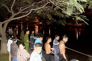 “Người nhái” trắng đêm tìm thi thể hai mẹ con dưới sông