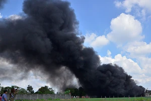 Xưởng mũ bảo hiểm ngàn mét vuông chìm trong biển lửa