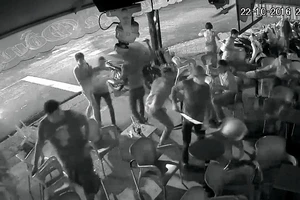 Nhóm thanh niên lao vào quán đập phá đánh người