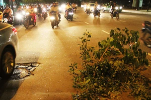 Hàng chục xe sụp hố, ngã tại cửa ngõ Tân Sơn Nhất