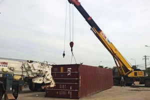 Thùng container 40 feet văng ra đường khi xe ôm cua 