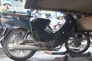 Người phụ nữ tông thẳng vào đuôi xe tải cẩu nguy kịch