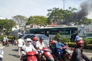 Lửa bốc ngùn ngụt trên nóc xe buýt Chợ Lớn - An Sương