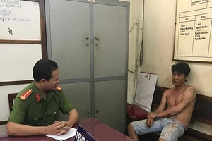 Uống rượu xong, chém người rồi mài dao cố thủ