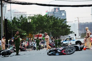 Ô tô 'điên' tông gần chục xe máy nằm la liệt trên đường