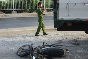 Xe tải tông dải phân cách, người đàn ông bị vạ lây