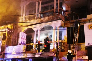 Giải cứu 6 người trong đám cháy căn nhà 3 tầng