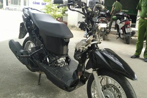 Kẻ nghiện chuyên giật giỏ phụ nữ trên xa lộ Hà Nội