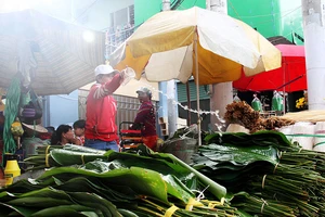 Chợ lá dong ngày Tết ven đường ở TP.HCM